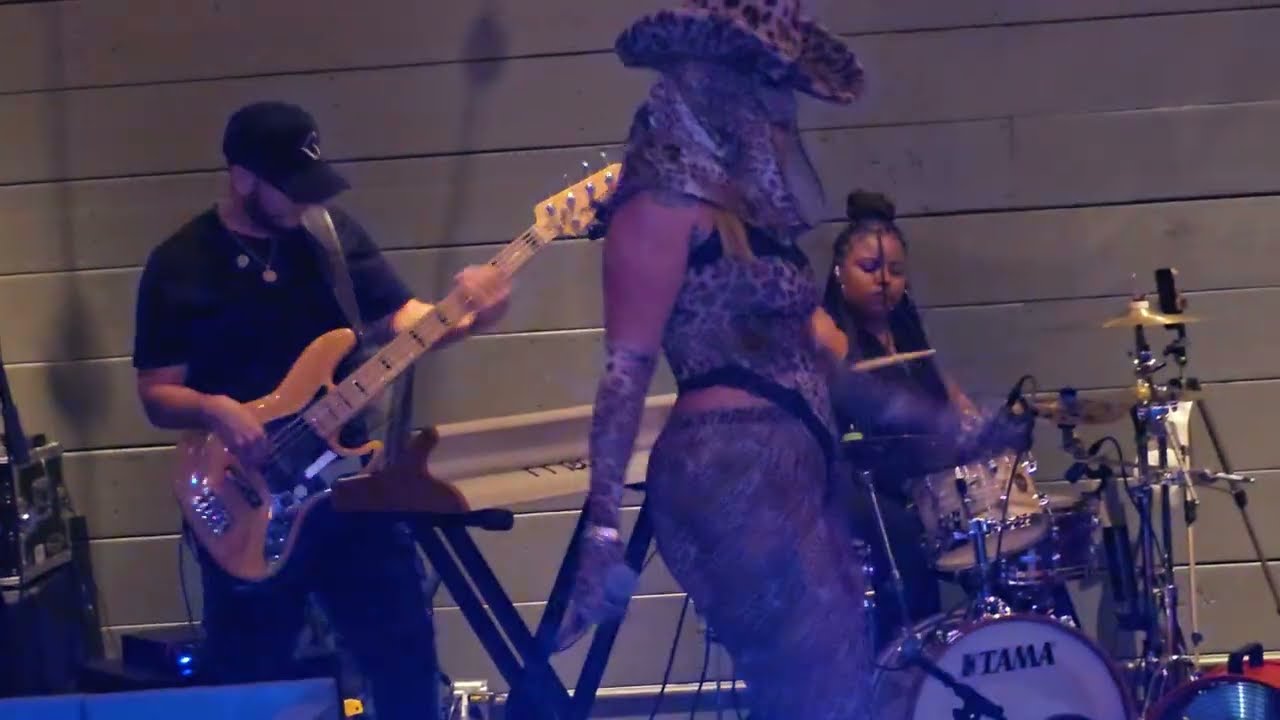Jose V on bass and Aisha on drums behind Melanie Halfkenny on stage